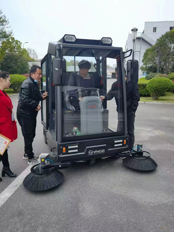 華安工業成功采購揚子駕駛式掃地機